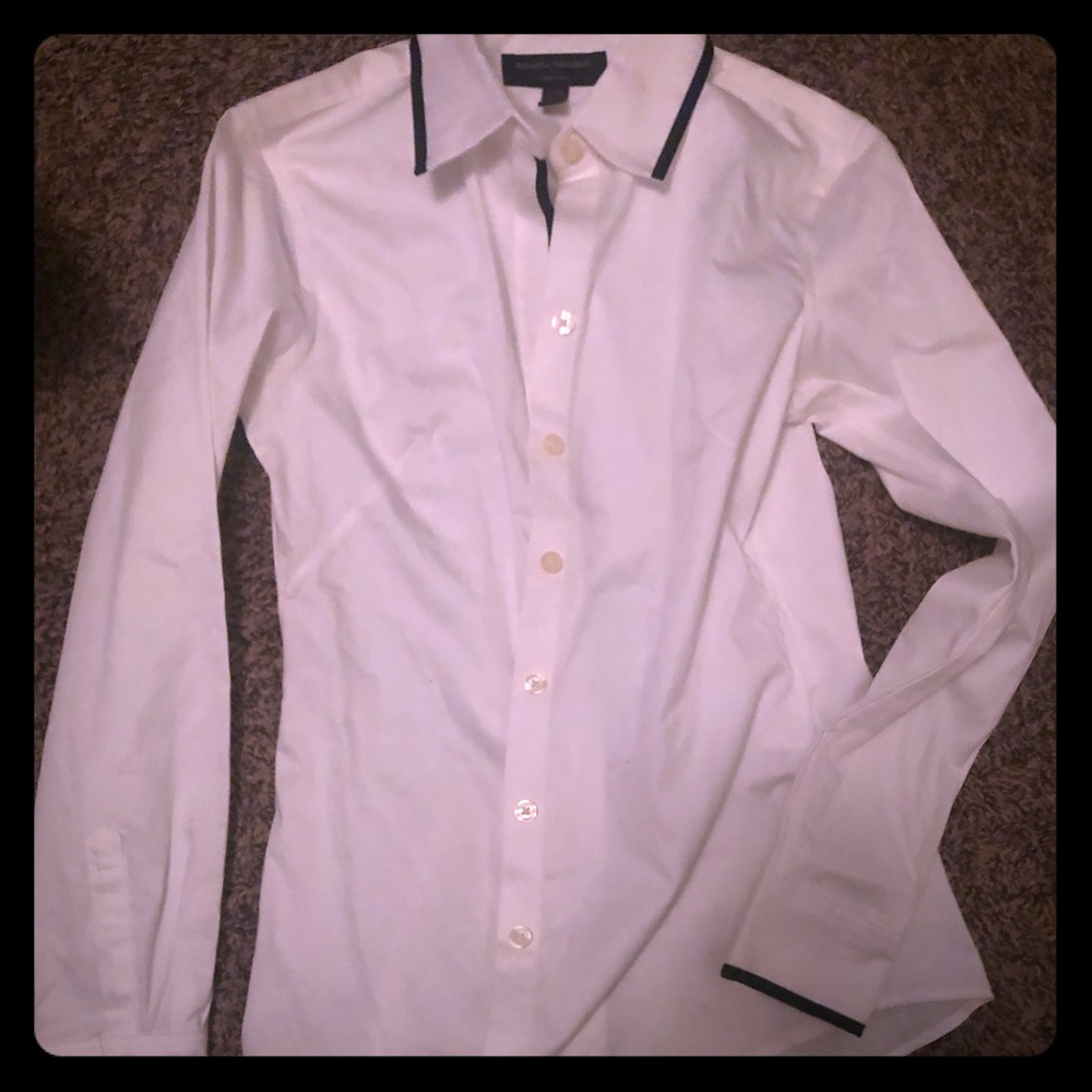 Banana Republic Botton Top Black Trimming